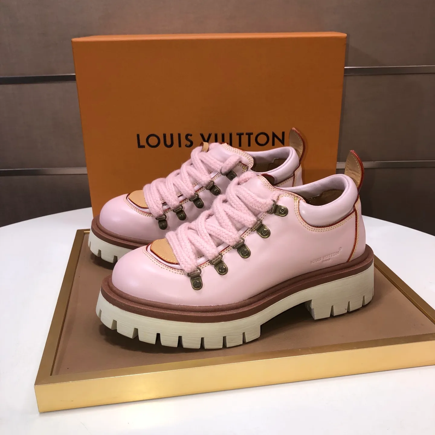 Men's shoes 💰660💰 LV Louis Vuitton 2025 autumn and winter new couple's new style, the original version is developed one to one, retro fashion, handsome and cool mountaineering derby shoes are out of stock 👍 💎 Material: imported first-layer cowhide 💎 Lining: imported lambskin 💎 Outsole: original molded TR non-slip sole 💎 Bottom height: 3.5cm 💎 Shoe size: 35-45 for both men and women